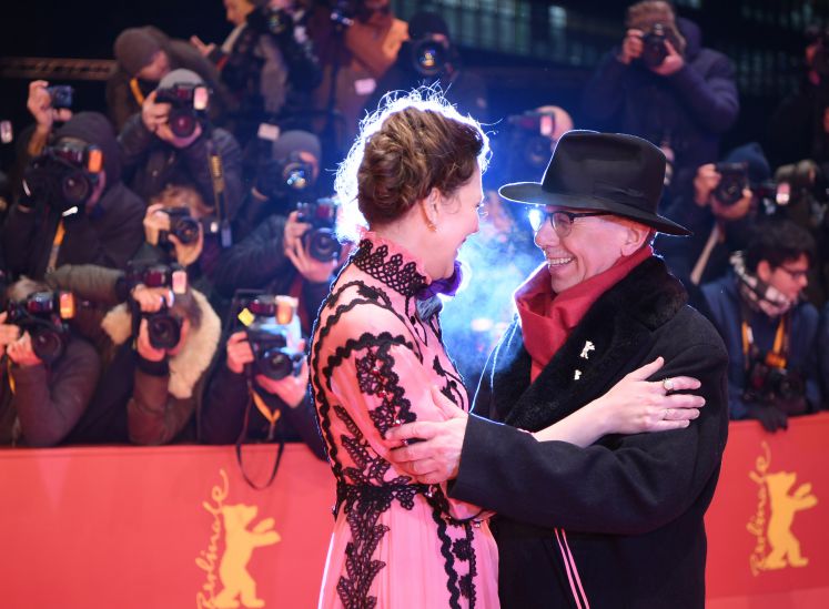 Schauspielerin Maggie Gyllenhaal und Berlinale-Chef Dieter Kosslick lachend auf dem roten Teppich