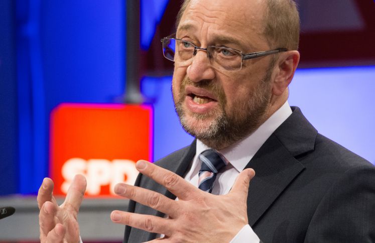 Kanzlerkandidat Martin Schulz (SPD) spricht am 20.02.2017 bei der Arbeitnehmerkonferenz der SPD in Bielefeld (Nordrhein-Westfalen). Martin Schulz würde an der Agenda 2010 gerne etwas verändern. 