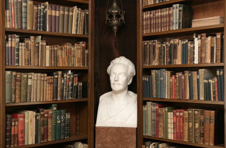 Eine Büste des Schriftstellers Karl May  in der großen Bibliothek des Karl-May-Hauses in Radebeul bei Dresden. 