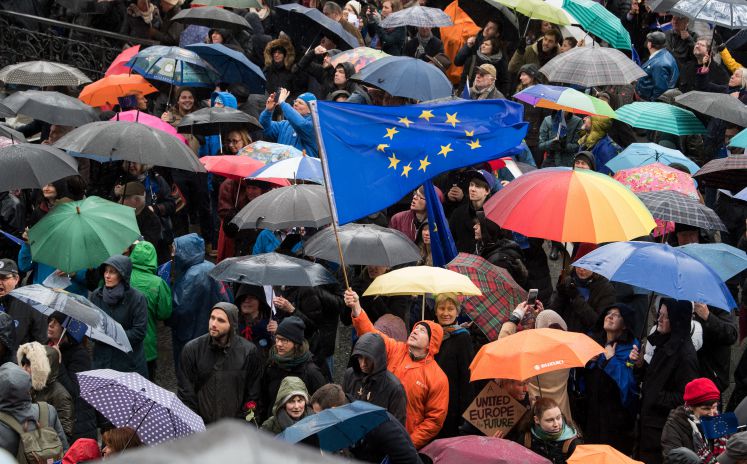 Anhänger der Bürgerinitiative "Pulse of Europe" demonstrieren am 19.03.2017 auf dem Gendarmenmarkt in Berlin für die europäische Idee. Bundesweit gibt es Versammlungen der EU-Befürworter.