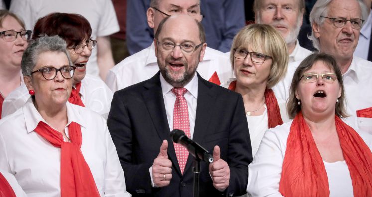 Der neugewählte SPD-Chef Martin Schulz zwischen Chorsängern