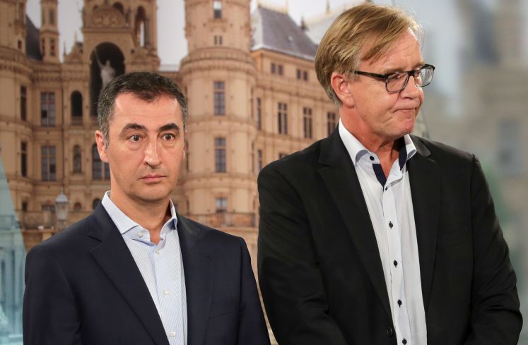 Vorsitzender der Grünen, Cem Özdemir und Dietmar Bartsch, Fraktionsvorsitzender der Linken äußern sich anlässlich der Ergebnisse der Landtagswahl in Mecklenburg-Vorpommern im TV-Studio
