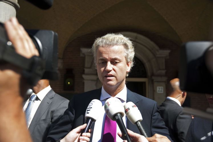 Geert Wilders vor Mikrofonen