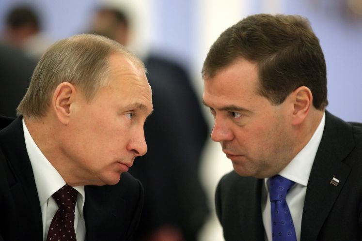 Putin und Premier Medwedew sehen sich mit ernstem Blick an
