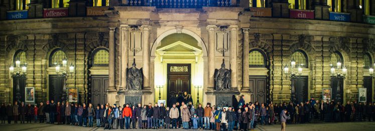 Eine Menschenkette zieht sich in Dresden (Sachsen) über den Theaterplatz vor der Semperoper.