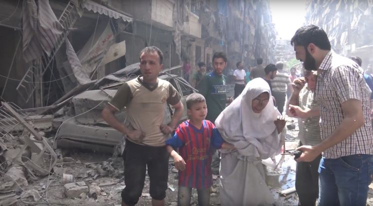 Ein Screenshot eines Videos vom 28.04.2016 aus Aleppo in Syrien zeigt, wie Menschen versuchen, Opfer unter den Trümmern eines Luftangriffs von der Nacht zuvor zu bergen. Bei dem Angriff wurde auch ein Krankenhaus schwer getroffen und mindestens 20 Menschen getötet. Screenshot