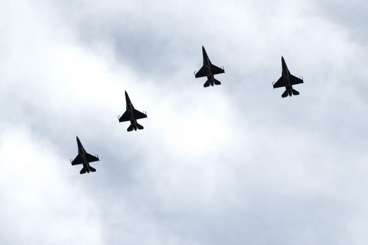 Vier US Luftwaffen der US Air Force fliegen am Horizont