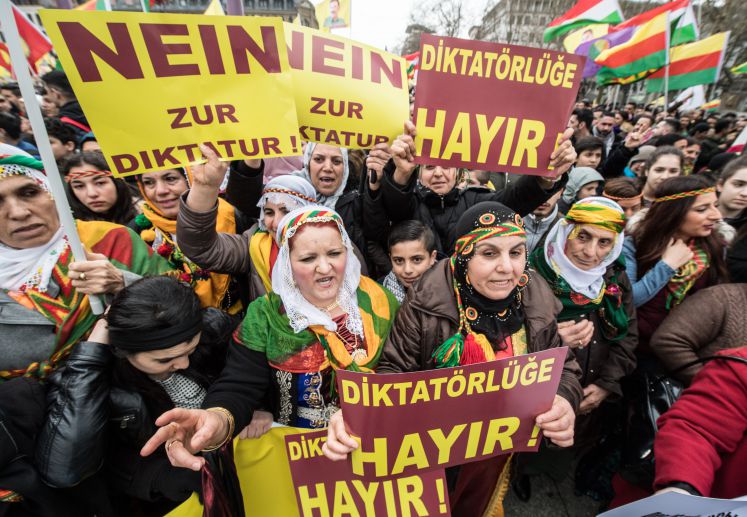 Kurdische Demonstration gegen die Verfassungsänderung in Frankfurt am Main