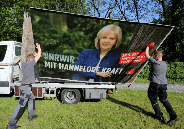 Ein Wahlplakat mit Hannelore Kraft (SPD) wird am 15.05.2017 in Mülheim (Nordrhein-Westfalen) abgebaut.