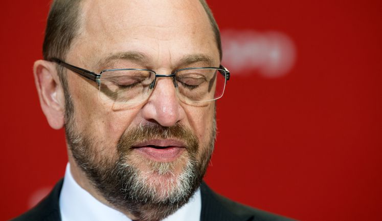 Martin Schulz nach der Wahl in Nordrhein-Westfalen mit geschlossenen Augen