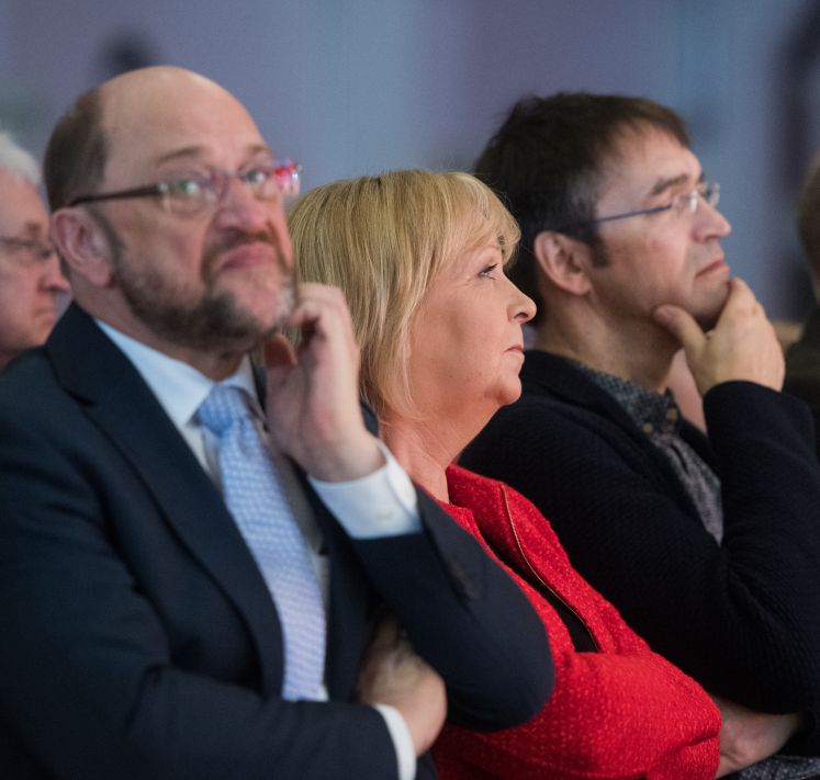Noch-Ministerpräsidentin Hannelore Kraft (SPD) sitzt in Essen (Nordrhein-Westfalen) neben ihrem Ehemann Udo Kraft (r) und dem SPD-Parteivorsitzenden Martin Schulz bei einer Wahlkampfveranstaltung der Sozialdemokraten.