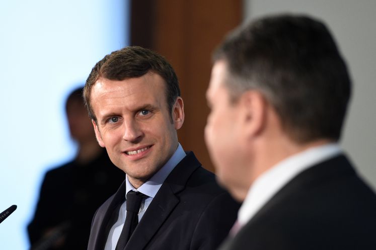 Emmanuel Macron schaut Sigmar Gabriel bei einer Pressekonferenz an