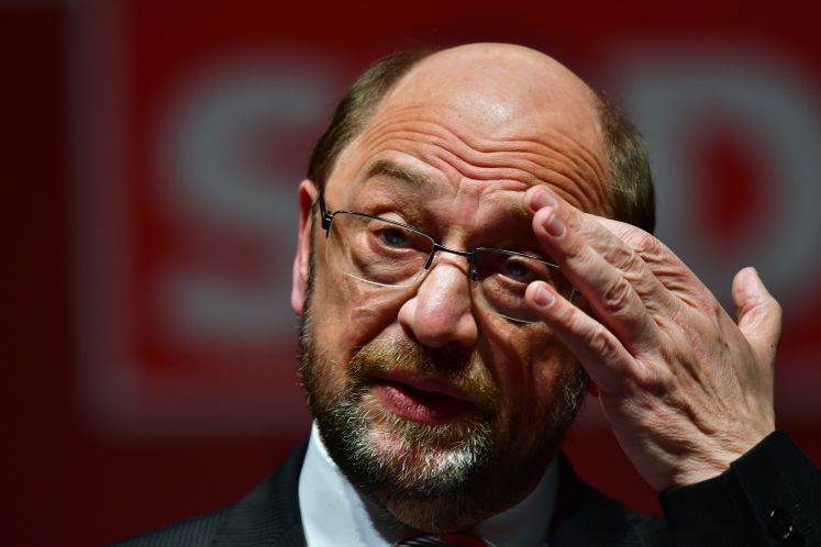 Martin Schulz reibt sich runzelnd die Stirn 
