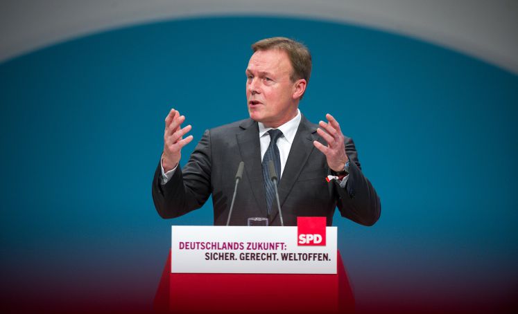 Thomas Oppermann spricht auf dem Bundesparteitag der SPD. Am Pult steht: "Deutschlands Zukunft: sicher, gerecht, weltoffen"