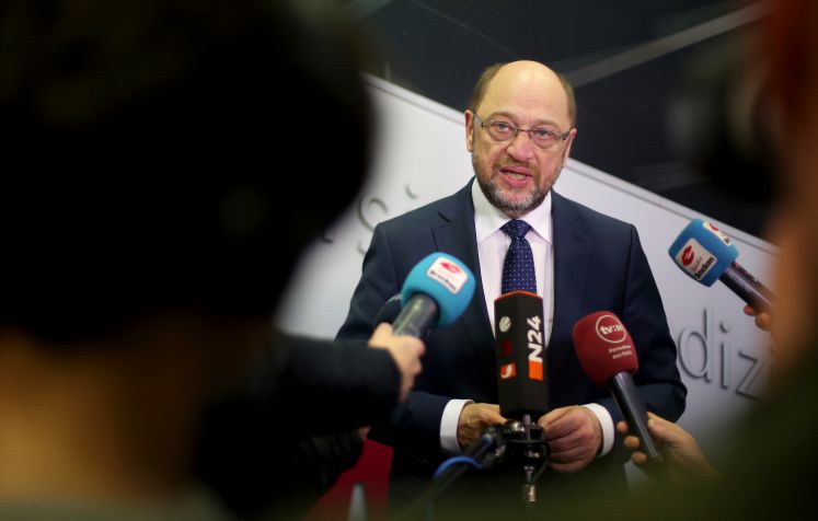 Martin Schulz umgeben von Mikrofonen 