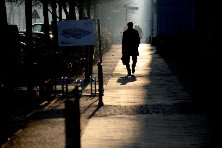 Ein Mann läuft bei Sonnenaufgang durch die Straßen Berlins