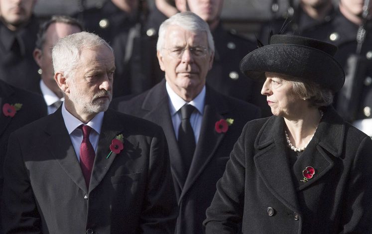 Jeremy Corbyn (links) und Theresa May (rechts) blicken sich beim Rememberence Day am 16. November 2016 an