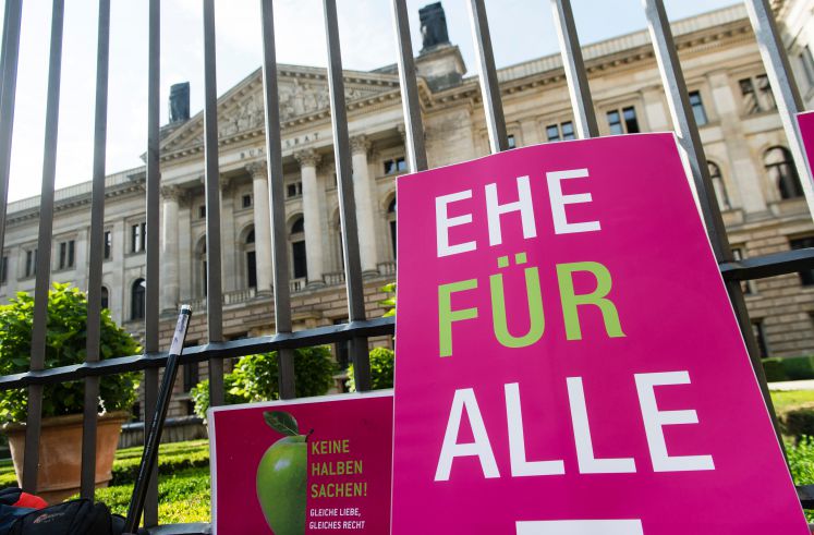 Vor dem Bundestag lehnt ein Plakat mit der Aufschrift "Ehe für alle".