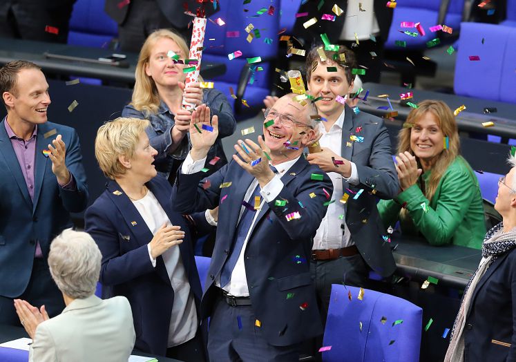 Grünen-Politiker um Volker Beck bejubeln im Bundestag das Ergebnis der Abstimmung