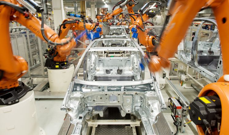 Roboter der Firma Kuka arbeiten im VW-Werk in Wolfsburg (Niedersachsen) an der Produktionsstraße für den VW Golf VII 