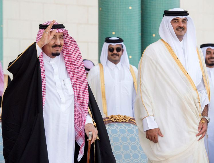 der König von Saudi-Arabien, Salman bin Abdulaziz Al Saud, und der katarische Emir Tamim Bin Hamad Al Thani bei einem Staatsbesuch in Doha