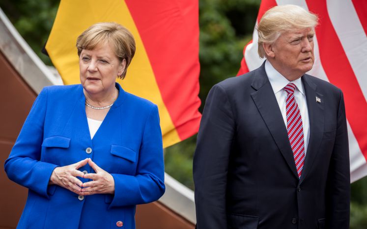 Bundeskanzlerin Angela Merkel steht neben US-Präsident Donald Trump beim Familienfoto beim G7-Gipfel in Taormina in Italien