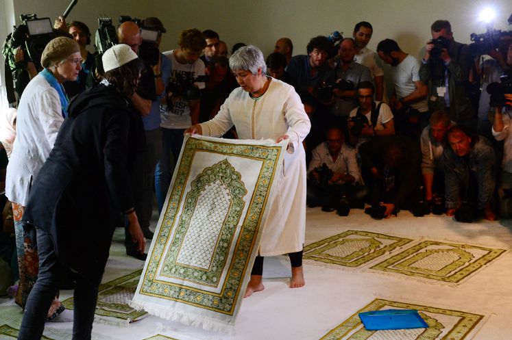 Initiatorin Seyran Ates legt sich am 16.06.2017 in Berlin zur Eröffnung einer liberalen Moschee ihren Gebetsteppich bereit