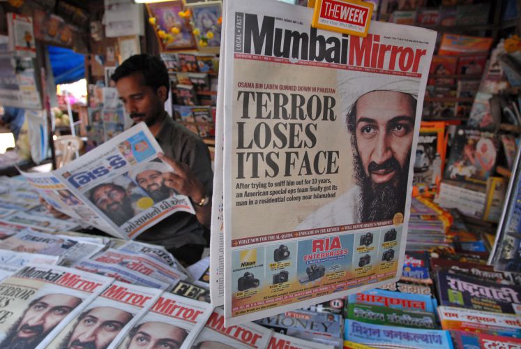 Der Mumbai Mirror hängt an einem Zeitungsstand aus. Darauf ist ein Portrait von Osama Bin Laden anlässlich seiner Ermordung zu sehen.