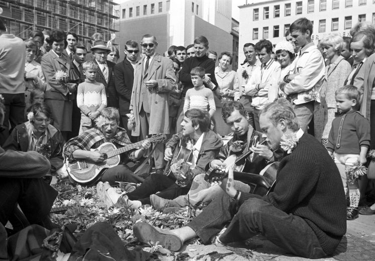 Ein kleines Hippie-Happening gab es am 08.09.1967 auf dem Kennedyplatz in Essen.