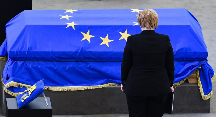 Angela Merkel steht vor dem Sarg von Helmut Kohl
