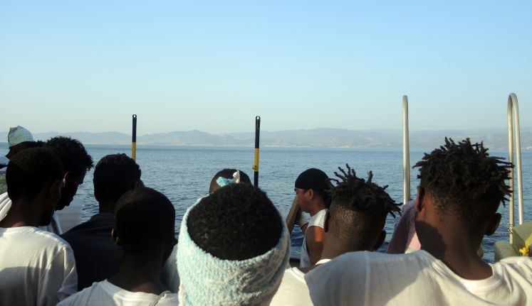 Afrikanische Flüchtlinge an Bord eines Rettungsschiffs.