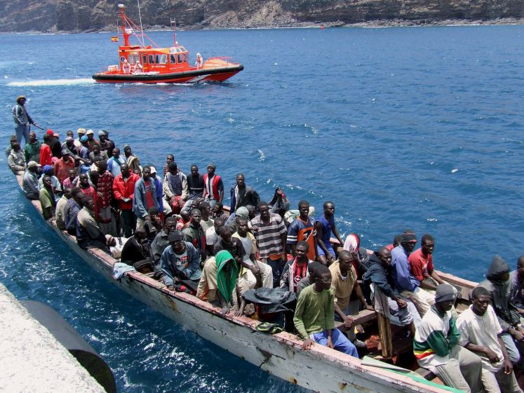 83 illegale Migranten kommen am 19 Juli 2006 San Sebastian in La Gomeras Hafen auf den Kanaren (Spanien) an.