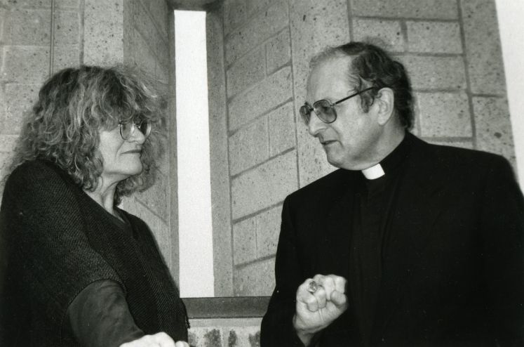 Alice Schwarzer und Kardinal Meisner 1995 auf dem FrauenMediaTurm