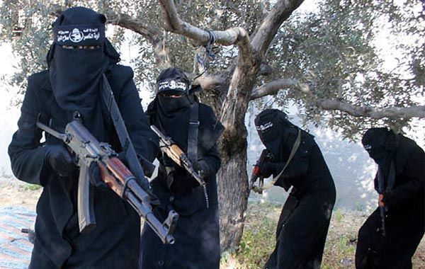 Screenshot eines Propagandavideos der IS-Miliz zeigt voll verschleierte Frauen mit Gewehren, die angeblich in der syrischen Stadt Al-Rakka operieren (undatiert). Die Frauen gehören angeblich Khansaa-Brigade a