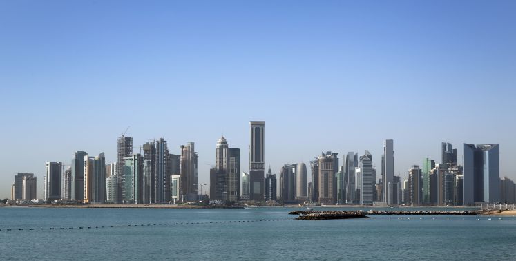 Die Skyline Dohas ist vom Hafen aus zu sehen.
