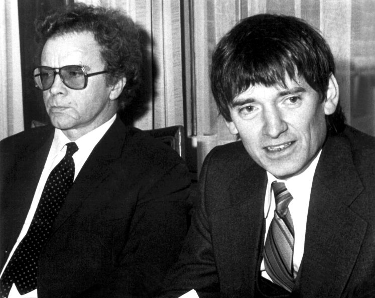 Otto Schily und Kollege Hans-Heinz-Heldmann bei einer Pressekonferenz zum Baader-Meinhof-Prozess 1977
