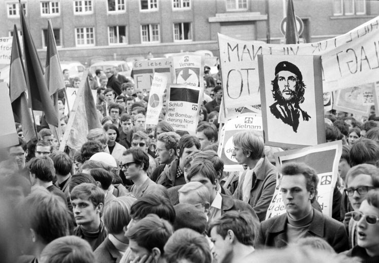 Am 29.03.1968 protestierten rund 500 Menschen in Kiel gegen den Krieg in Vietnam. Zu der Demonstration hatte die "Kampagne für Demokratie und Abrüstung" aufgerufen.