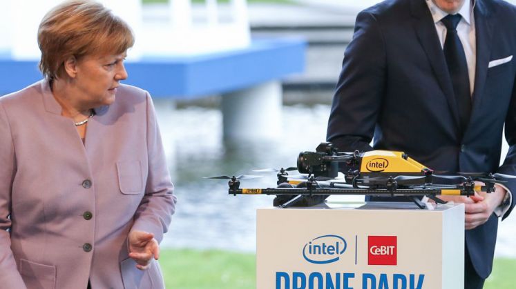 Angela Merkel betrachtet eine Drohne auf der Messe Cebit
