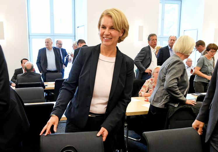 Lächelnd steht Elke Twesten am 08.08.2017 im Landtag in Hannover (Niedersachsen) an ihrem Sitzplatz im Sitzungsraum der CDU-Fraktion. Die von den Grünen zur CDU gewechselte Landtagsabgeordnete Elke Twesten nimmt erstmals an einer Sitzung der Unionsfraktion teil.