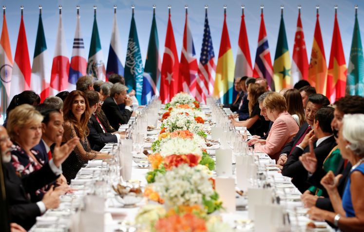 Die Teilnehmer des G20-Gipfels sitzen am 07.07.21017 in Hamburg bei einem Essen zusammen, Mitte rechts Bundeskanzlerin Angela Merkel (CDU)
