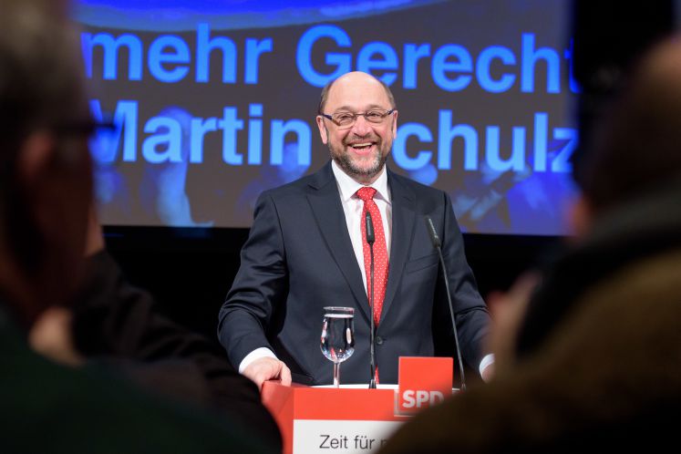 SPD-Kanzlerkandidat Martin Schulz vor einer Leinwand mit der Aufschrift "Mehr Gerechtigkeit"