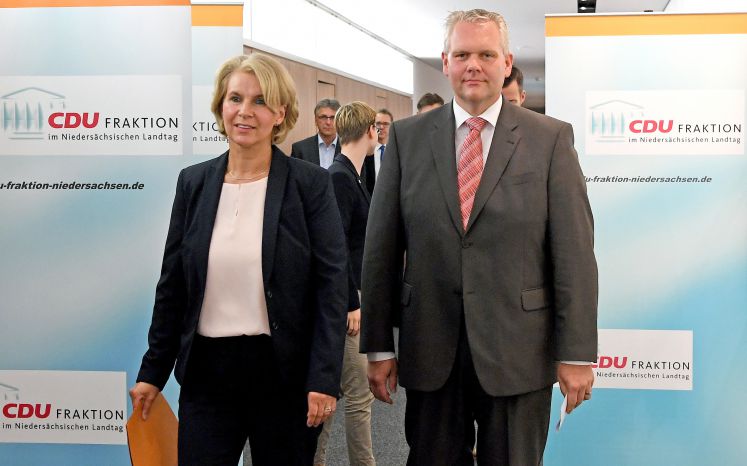 Die ehemalige Grünen Politikerin Elke Twesten und der CDU-Fraktionschef Björn Thümler gehen 04.08.2017 im Landtag in Hannover (Niedersachsen) in eine Pressekonferenz.