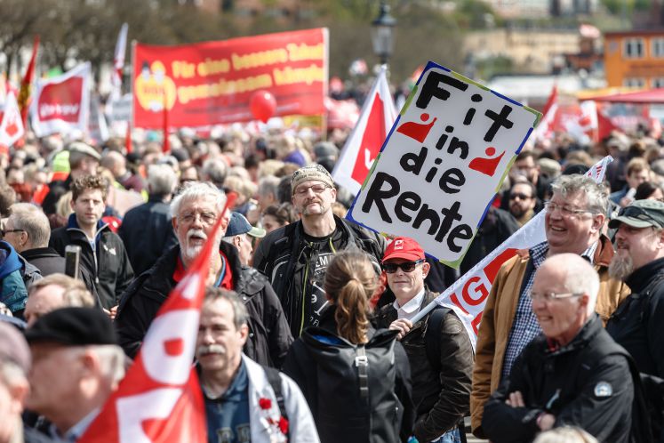 Ein Demonstrant hält am 01.05.2017 in Hamburg auf der zentralen DGB-Demonstration zum 1. Mai, dem Internationalen Tag der Arbeit, ein Schild mit der Aufschrift "Fit in die Rente".