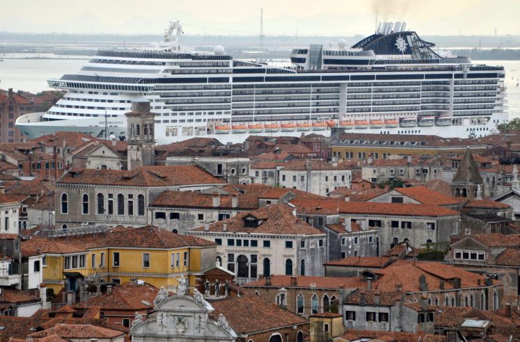 Ein Kreuzfahrtschiff vor Venedig