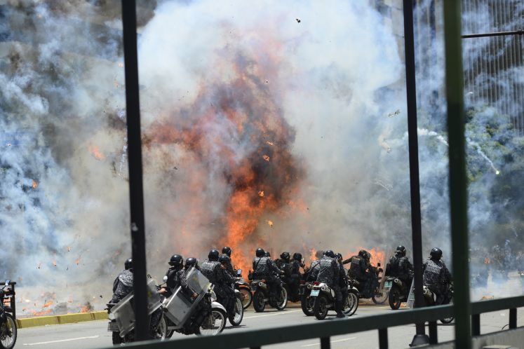 Ein Sprengkörper explodiert am 30.07.2017 in Caracas (Venezuela) in der Nähe einer Gruppe von Motorradpolizisten