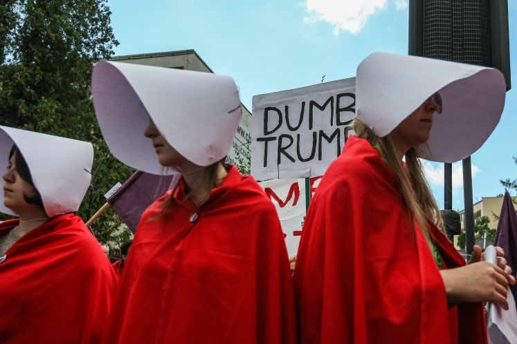 Als Charaktere der Serie "Hamdmaid's Tale" verkleidete Frauen demonstrieren in Warschau gegen US-Präsident Donald Trump