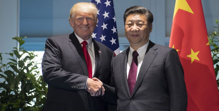Donald Trump und Chinas Staatspräsident Xi Jinping geben sich die Hand