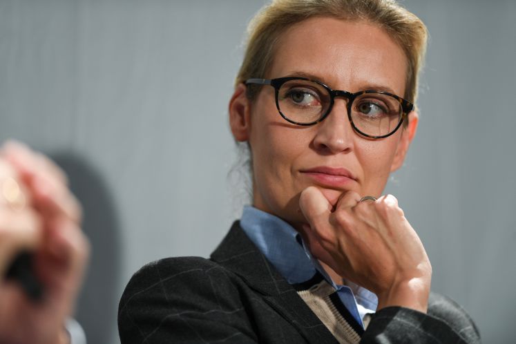 AfD-Spitzenkandidatin Alice Weidel nachdenklich bei einer Podiumsdiskussion
