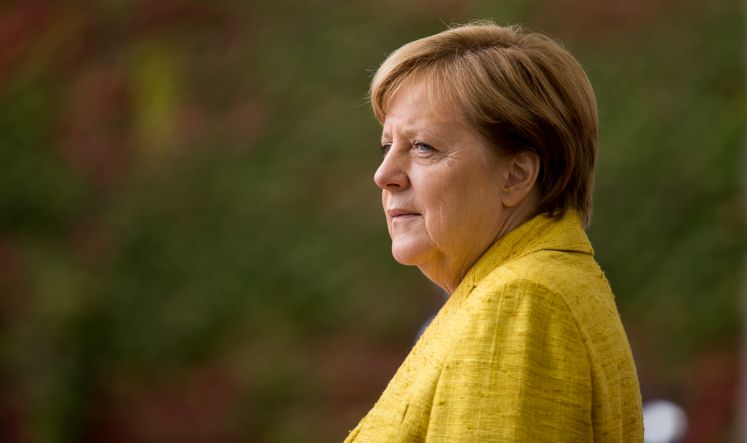 Angela Merkel schaut nachdenklich