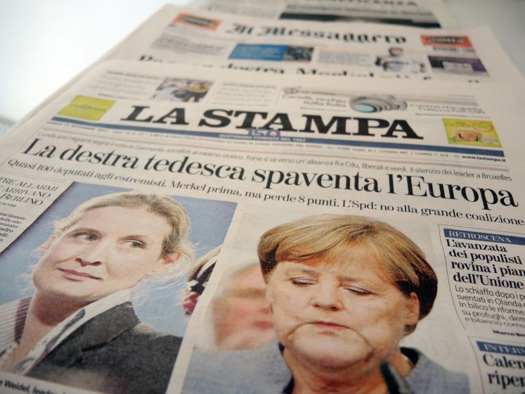 Italienische Zeitungen mit Merkel und Alice Weidel auf der Titelseite
